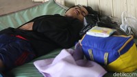 Alhasil, warga yang terdampak banjir itu pun harus tinggal sementara di pengungsian yang jumlahnya kurang lebih sekitar 50 warga.
