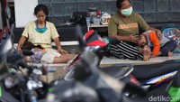 Ada juga warga yang memilih untuk mengungsi sejenak di halaman depan kantor BNPB atau Gudang Logistik dan Peralatan BNPB Kota Bekasi.
