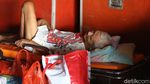 Warga Korban Banjir Mengungsi di Gudang Logistik BNPB Bekasi
