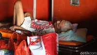 Korban banjir ini tampak beristirahat dengan tenang di lokasi pengungsian atau tempat penampungan sementara.