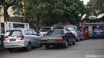 Warga PGP Terdampak Banjir Amankan Mobil di Pinggir Jalan