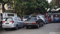 Beberapa menumpuk di po0m bensin terdekat.