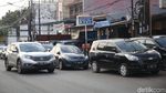 Warga PGP Terdampak Banjir Amankan Mobil di Pinggir Jalan