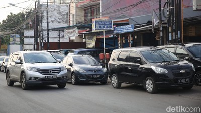 Warga PGP Terdampak Banjir Amankan Mobil di Pinggir Jalan