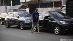 Warga PGP Terdampak Banjir Amankan Mobil di Pinggir Jalan