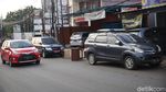Warga PGP Terdampak Banjir Amankan Mobil di Pinggir Jalan