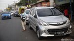 Warga PGP Terdampak Banjir Amankan Mobil di Pinggir Jalan