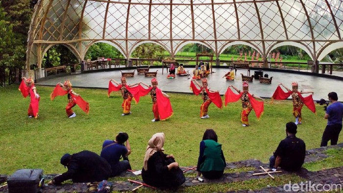 Banyuwangi menyiapkan diri menyambut libur panjang pekan depan. Sejumlah paket wisata dirancang, namun tetap mengedepankan protokol kesehatan COVID-19.