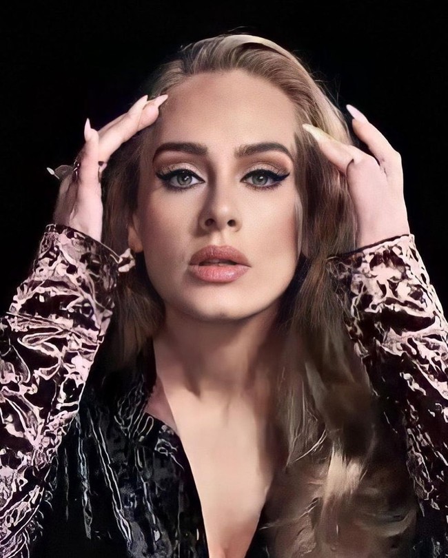 Kali ini, Adele juga tampak memanjangkan rambut yang membuat wanita itu terlihat semakin anggun. Sedangkan untuk makeup, ia masih setia dengan eyeliner cat-eye yang khas dan lipstik warna nude. Foto: NBC