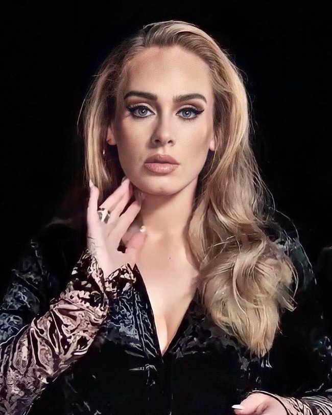 Tapi sebenarnya karena semua pembatasan karena Covid dan larangan untuk terang. Aku harus sering terbang dan hanya bisa membawa setengah dari diriku. Dan ini adalah setengah yang aku bawa, tambah Adele. Foto: NBC