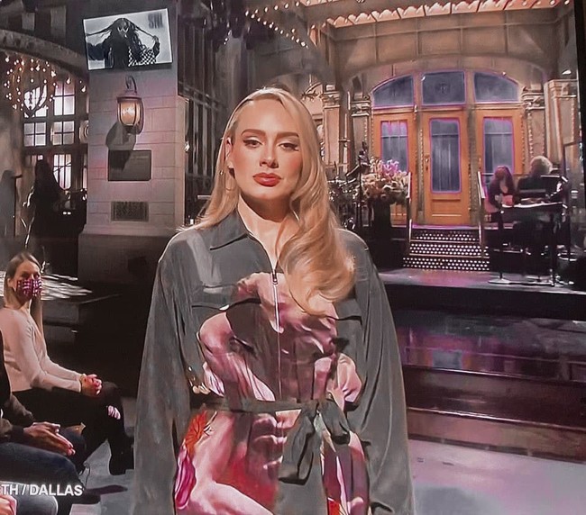 Adele pun pertama kalinya berbicara mengenai hal tersebut. Hadir di acara komedi, pelantun Hello itu mengungkapnya dengan nada bercanda. Aku tahu aku terlalu sangat sangat berbeda dari terakhir kali kalian melihatku, ujarnya ketika membuka acara SNL. Foto: NBC