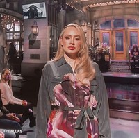 Adele pun pertama kalinya berbicara mengenai hal tersebut. Hadir di acara komedi, pelantun Hello itu mengungkapnya dengan nada bercanda. Aku tahu aku terlalu sangat sangat berbeda dari terakhir kali kalian melihatku, ujarnya ketika membuka acara SNL. Foto: NBC