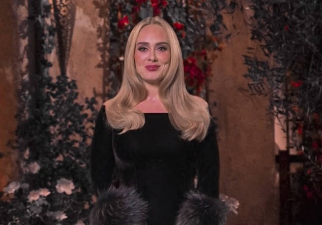 Perubahan fisik Adele sempat memang menimbulkan kontroversi karena orang-orang dianggap terlalu merayakan atau fokus pada bobot tubuh seseorang. Namun kebanyakan fans memuji penampilannya yang makin langsing. Foto: NBC