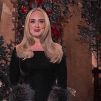 Perubahan fisik Adele sempat memang menimbulkan kontroversi karena orang-orang dianggap terlalu merayakan atau fokus pada bobot tubuh seseorang. Namun kebanyakan fans memuji penampilannya yang makin langsing. Foto: NBC