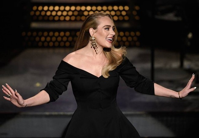 Mulai awal tahun ini, Adele jadi perbincangan karena penurunan berat badan drastis yang membuatnya tampak pangling. Sejak ulang tahunnya yang ke-32 beberapa bulan lalu, ibu satu anak itu pun dikatakan sudah kehilangan 44 kg. Foto: NBC
