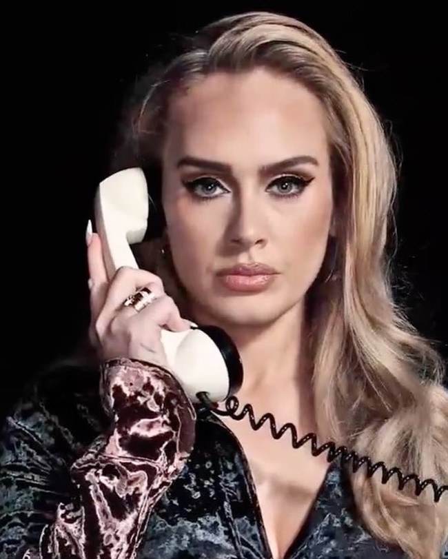 Diketahui bahwa Adele menjalankan program penurunan berat badan dengan melakukan diet ketat dan olahraga. Menurut keterangan Pete Geracimo, pelatih pribadi yang memandu program olahraga dan diet Adele pada 2012 sampai 2016, kliennya itu berusaha menurunkan berat badannya demi keluarga serta kesehatan tubuhnya sendiri. Ia dilaporkan melakukan Sirtfood diet, latihan cardio, lari, dan Pilates.  Foto: NBC