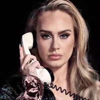 Diketahui bahwa Adele menjalankan program penurunan berat badan dengan melakukan diet ketat dan olahraga. Menurut keterangan Pete Geracimo, pelatih pribadi yang memandu program olahraga dan diet Adele pada 2012 sampai 2016, kliennya itu berusaha menurunkan berat badannya demi keluarga serta kesehatan tubuhnya sendiri. Ia dilaporkan melakukan Sirtfood diet, latihan cardio, lari, dan Pilates.  Foto: NBC