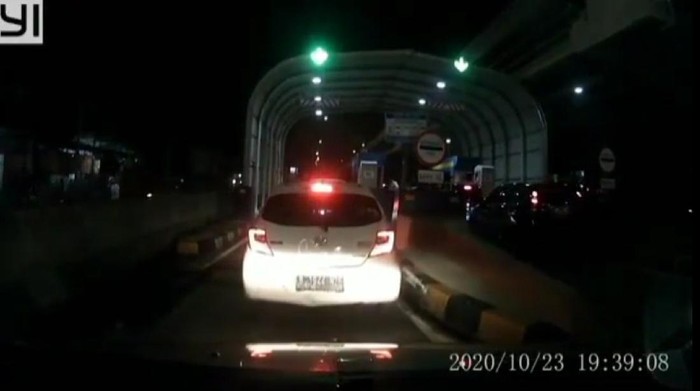 Aksi pemobil terobos palang gerbang Tol Jakasampurna, Bekasi