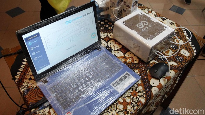Alat Deteksi COVID-19 GeNose Buatan UGM Alat deteksi corona lewat embusan napas yang dikembangkan Universitas Gadjah Mada (UGM) yaitu GeNose terus berprogres. Saat ini teknologi pengendus COVID-19 telah memasuki tahap uji diagnostik.