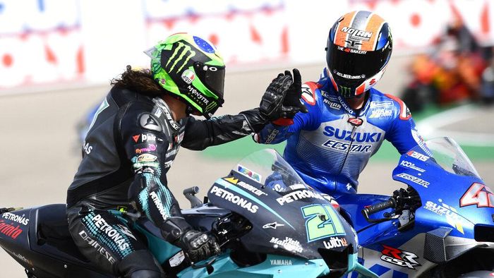 Alex Rins-Franco Morbidelli Italian rider Franco Morbidelli of the Petronas Yamaha SRT, left, celebrates his victory with Spains rider Alex Rins of the Team SUZUKI ECSTAR in the Motorcycle Grand Prix of Teruel in Alcaniz, Spain, Sunday, Oct. 25, 2020. (AP Photo/Jose Breton)