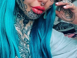 Dijuluki Gadis Naga, Wanita Ini Tak Kapok Tato Bola Mata Meski Pernah Buta