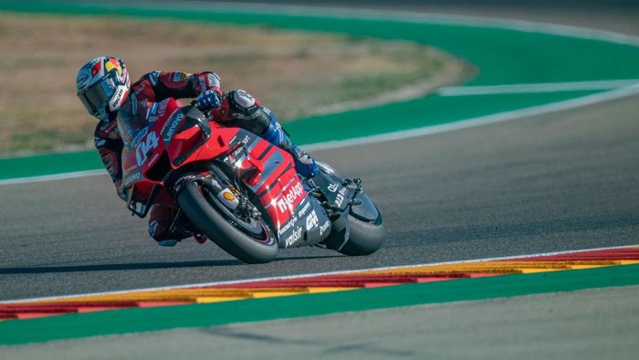 ALCANIZ, SPAIN - OCTOBER 24: Andrea Dovizioso of Italy and Ducati Team rounds the bend during the qualifying for the MotoGP of Teruel at Motorland Aragon Circuit on October 24, 2020 in Alcaniz, Spain. (Photo by Mirco Lazzari gp/Getty Images)
