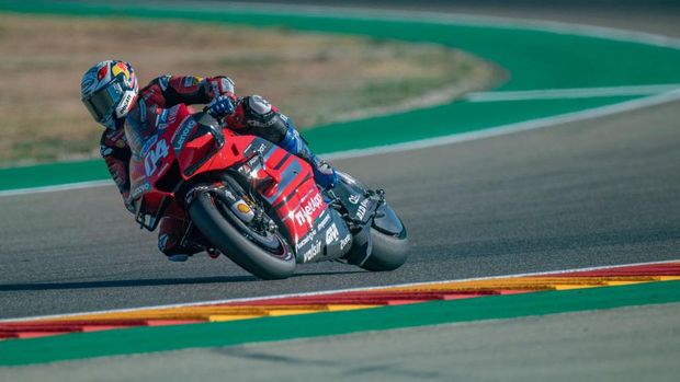 ALCANIZ, SPAIN - OCTOBER 24: Andrea Dovizioso of Italy and Ducati Team rounds the bend during the qualifying for the MotoGP of Teruel at Motorland Aragon Circuit on October 24, 2020 in Alcaniz, Spain. (Photo by Mirco Lazzari gp/Getty Images)