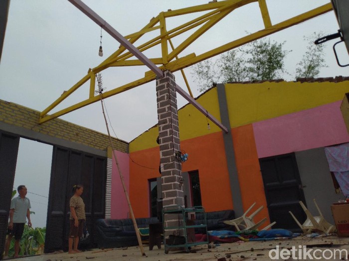 Hujan disertai angin kencang menerjang Desa Sampangagung, Kecamatan Kutorejo, Kabupaten Mojokerto. Ada 15 rumah warga rusak berat, 25 rusak ringan serta sejumlah fasilitas umum.