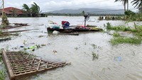 Penampakan puing-puing rumah yang dilanda banjir di kota Pola di pulau Mindoro, Filipina tengah, Senin (26/10/2020) waktu setempat. AP Photo/Erik De Castro  