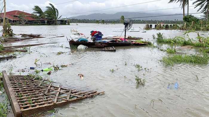 Banjir Akibat Topan Molave Landa Filipina The remains of a house is surrounded by floods in Pola town on the island of Mindoro, central Philippines, Monday, Oct. 26, 2020. A fast-moving typhoon forced thousands of villagers to flee to safety in provinces south of the Philippine capital Monday, flooding rural villages and ripping off roofs, officials said. (AP Photo/Erik De Castro)