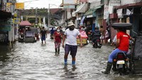 Angin kencang juga menumbangkan pepohonan dan tiang listrik pada Senin pagi. Hal tersebut menyebabkan aliran listrik mati. AP Photo/Aaron Favila  