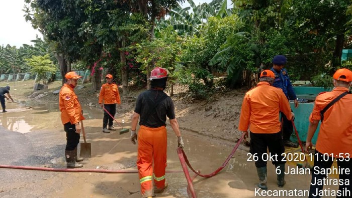 Banjir Bekasi Surut, Warga Bersihkan Lumpur di Teluk Pucung-Villa Jatirasa