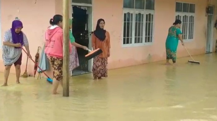 Banjir masih menggenangi puluhan rumah di kampung Cimahi Desa Jayagiri Kabupaten Cianjur.