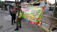 Kasus berawal ketika diketahui seorang juru parkir positif COVID-19. Setelah dilacak, total 10 orang yang terpapar virus Corona itu.
