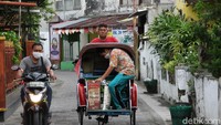 Selama masa karantina, Nurul memastikan kebutuhan warga tercukupi. Pihaknya terus menyuplai makanan untuk warga yang dikarantina.