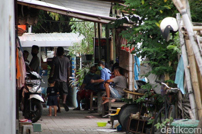 Begini Potret Satu RT yang di Lockdown di Solo Pelacakan dari warga positif virus Corona atau COVID-19 di Kelurahan Bumi, Laweyan, Kota Solo, Jawa Tengah berkembang hingga satu RT.