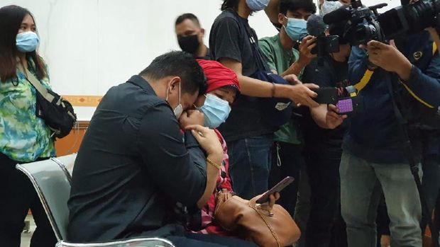 Bibi Ardiansyah menangis saat mendengar Vanessa membacakan pledoi, di PN Jakbar, Senin (26/10/2020).