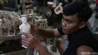 Pekerja memproduksi patung fiberglass wisuda di lokasi industri rumahan di Kawasan Cipinang Melayu, Jakarta, Senin (26/10/2020).
