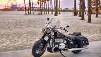 Tidak lama setelah peluncuran BMW R 18, BMW Motorrad kembali meluncurkan varian terbarunya, yaitu R 18 Classic. Moge bergaya cruiser ini mendapat sejumlah aksesori penunjang kegiatan touring. Foto: BMW Motorrad