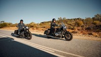 Secara visual, sosok BMW R18 Classic tidak berubah dengan model R 18 reguler. Adapun tambahan peranti tersebut meliputi windshield besar yang punya fungsi menghalau terpaan angin ke wajah. Foto: BMW Motorrad