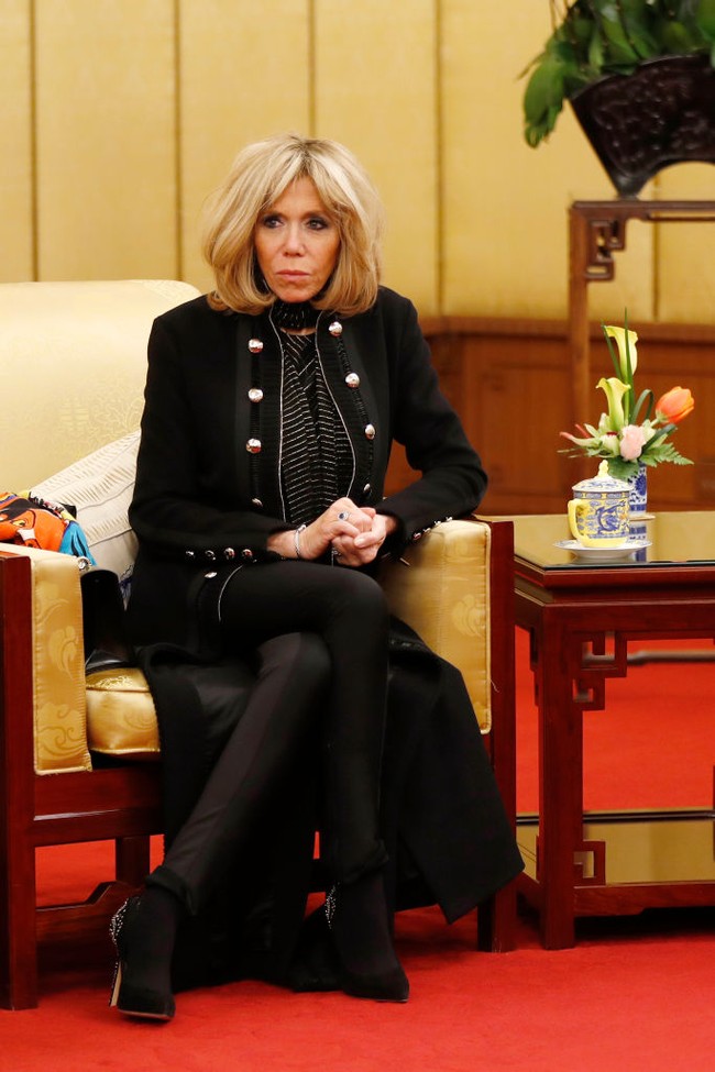 Wanita yang kini berusia 70 tahun itu mengaku tidak percaya diri menjalani hubungan dengan pria yang jauh lebih muda. Namun baginya untuk menikah dengan Macron adalah sebuah keputusan yang tepat. Foto: Getty Images