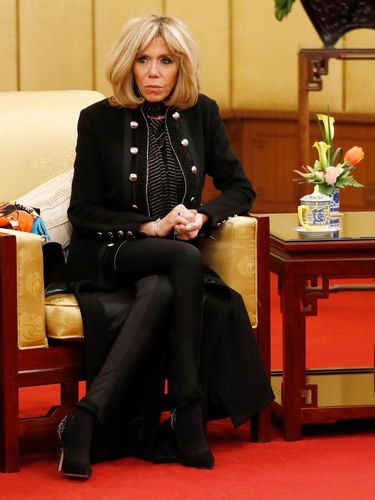 Brigitte Macron istri Presiden Emmanuel Macron HAMBURG, GERMANY - JULY 07: Brigitte Macron attends a concert at the Elbphilarmonie concert hall on the first day of the G20 economic summit on July 7, 2017 in Hamburg, Germany. The G20 group of nations are meeting July 7-8 and major topics will include climate change and migration. (Photo by Michael Ukas - Pool / Getty Images)