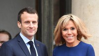 Macron ternyata menyukai Brigitte sejak duduk di bangku sekolah menengah. Brigitte adalah sosok guru sekolah Macron. Mereka mempunyai selisih usia 25 tahun. (Getty Images)