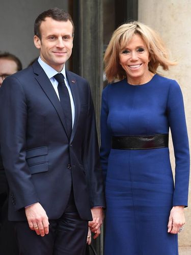 Brigitte Macron istri Presiden Emmanuel Macron HAMBURG, GERMANY - JULY 07: Brigitte Macron attends a concert at the Elbphilarmonie concert hall on the first day of the G20 economic summit on July 7, 2017 in Hamburg, Germany. The G20 group of nations are meeting July 7-8 and major topics will include climate change and migration. (Photo by Michael Ukas - Pool / Getty Images)