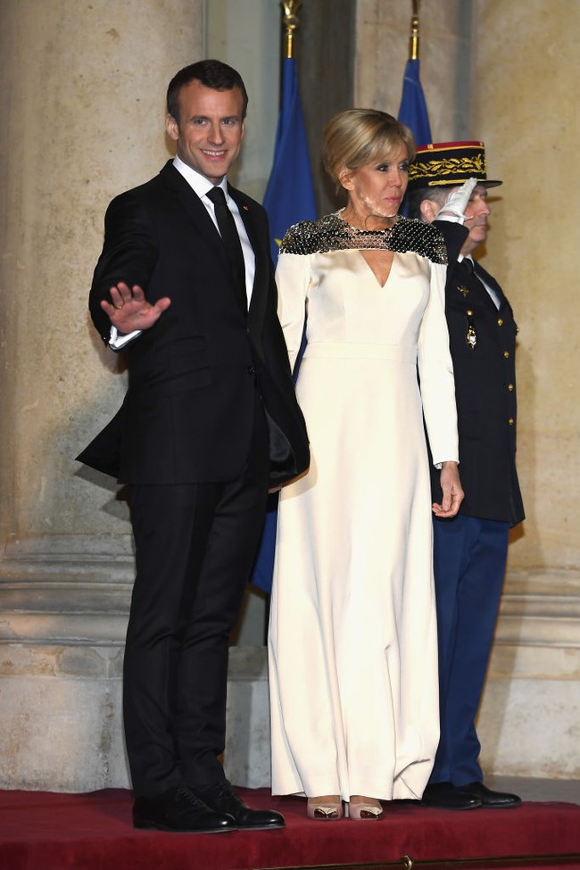 Sesekali Brigitte Macron bergaya glamor untuk acara formal di malam hari. Seperti gala dinner atau kunjungan ke kerajaan. Foto: Getty Images