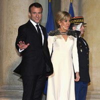 Sesekali Brigitte Macron bergaya glamor untuk acara formal di malam hari. Seperti gala dinner atau kunjungan ke kerajaan. Foto: Getty Images