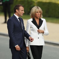 Brigitte Macron dikenal dengan pilihan busana yang menonjolkan kaki jenjangnya, seperti mini dress dan rok di atas lutut. Dalam wawancara dengan Madame Figaro, ia menyatakan bahwa pakaian pendek dan sepatu hak tinggi adalah simbol kebebasan bagi wanita seusianya. Meskipun mendapat kritik karena usia, Brigitte tetap konsisten dengan gayanya yang berani dan elegan. (Foto: Getty Images)