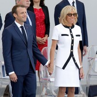 Sesekali ibu negara Prancis yang sebelumnya berprofesi sebagai guru ini juga tampil monokrom dengan setelan blouse dan rok mini berpotongan tailoring. Foto: Getty Images