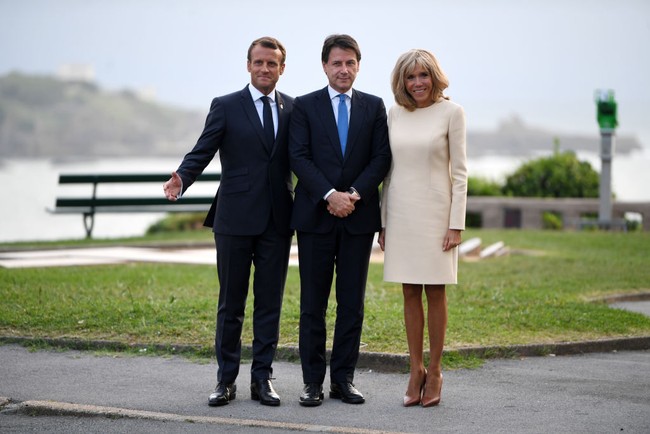 Sang istri, Brigitte Macron pun ikut jadi sorotan, meskipun ia tak ada hubungannya dengan pernyataan kontroversial sang suami. Wanita 67 tahun ini juga dikenal dengan gaya busana a la wanita Prancis yang simpel tapi tetap berkelas. Foto: Getty Images