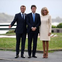 Sang istri, Brigitte Macron pun ikut jadi sorotan, meskipun ia tak ada hubungannya dengan pernyataan kontroversial sang suami. Wanita 67 tahun ini juga dikenal dengan gaya busana a la wanita Prancis yang simpel tapi tetap berkelas. Foto: Getty Images